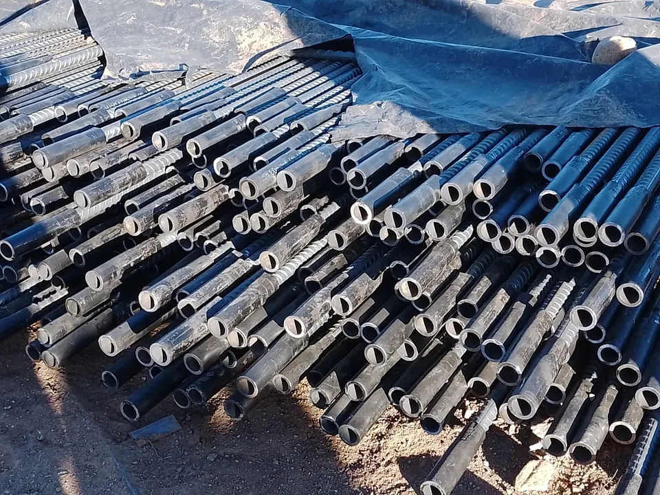 Lote de varillas con Coples Híbridos MOLBER colocados en un extremo