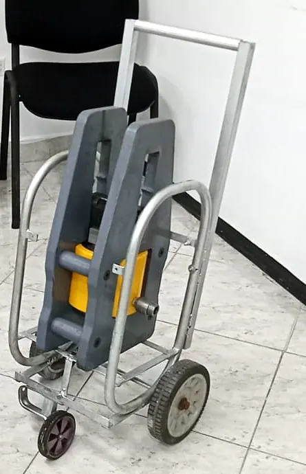 Equipo de prensado G7K montado en su carro de transporte