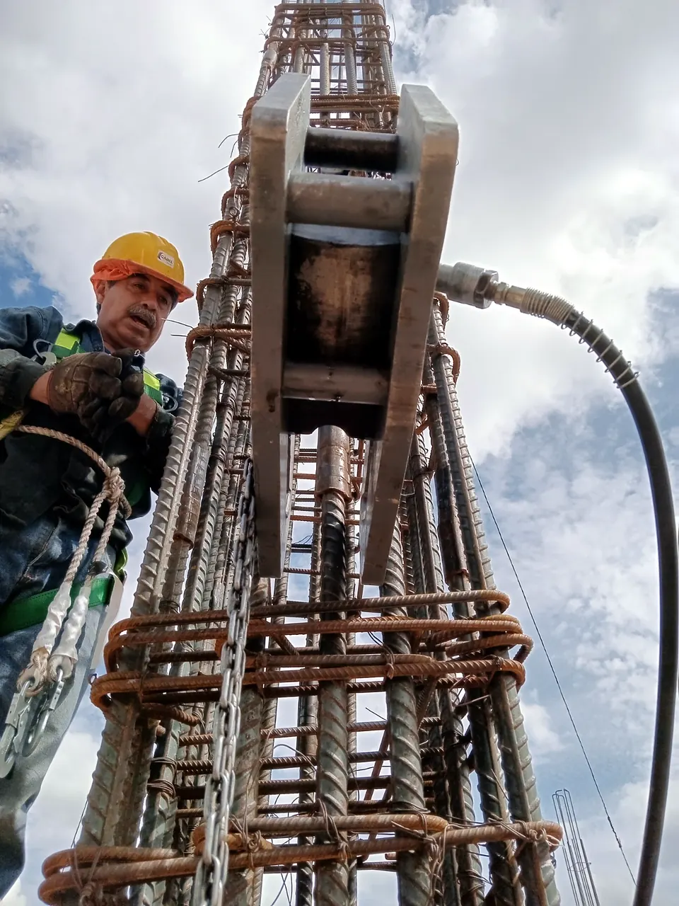 Trabajador prensa un cople en una columna con el equipo G7K, en posición vertical