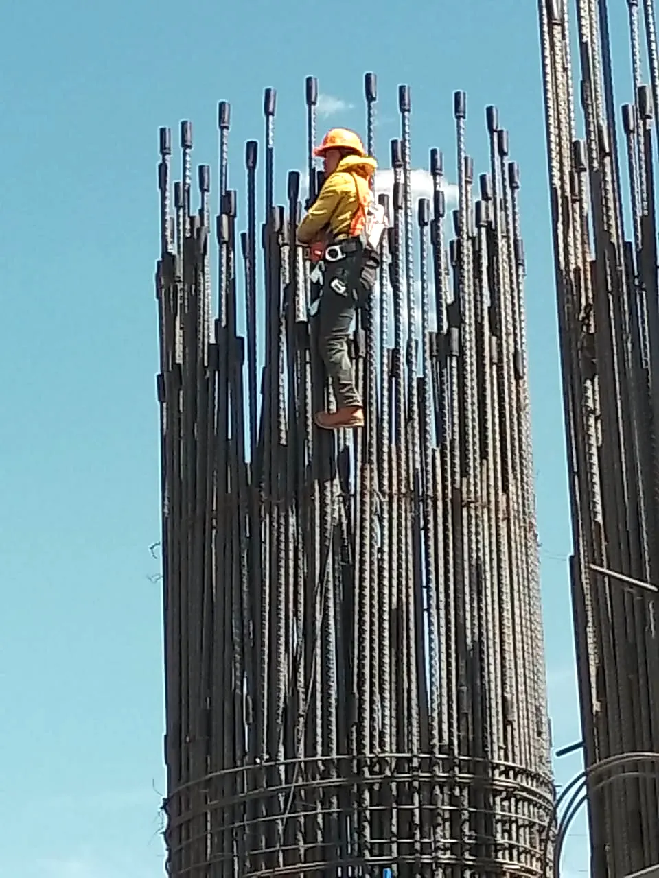 Trabajador sobre el armado circular de una columna de gran diámetro