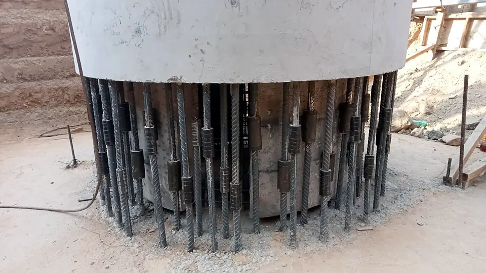 Arranque de columna de concreto con Coples Híbridos MOLBER instalados en las varillas