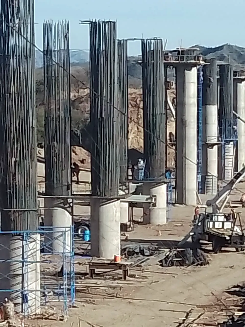 Columnas de concreto de un puente en construcción, con varilla de arranque