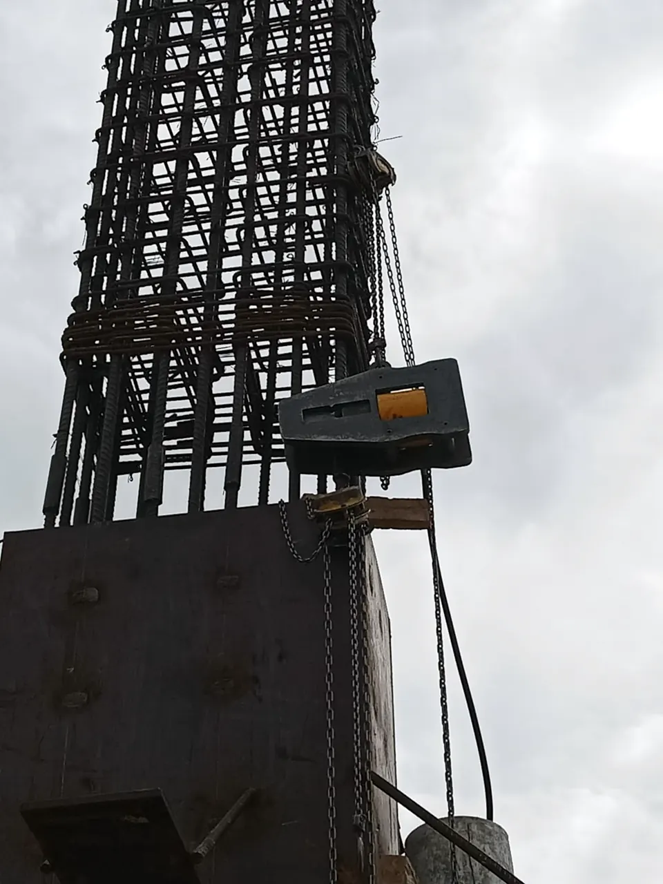 Equipo G7K colocado sobre la unión de varillas en el arranque de una columna