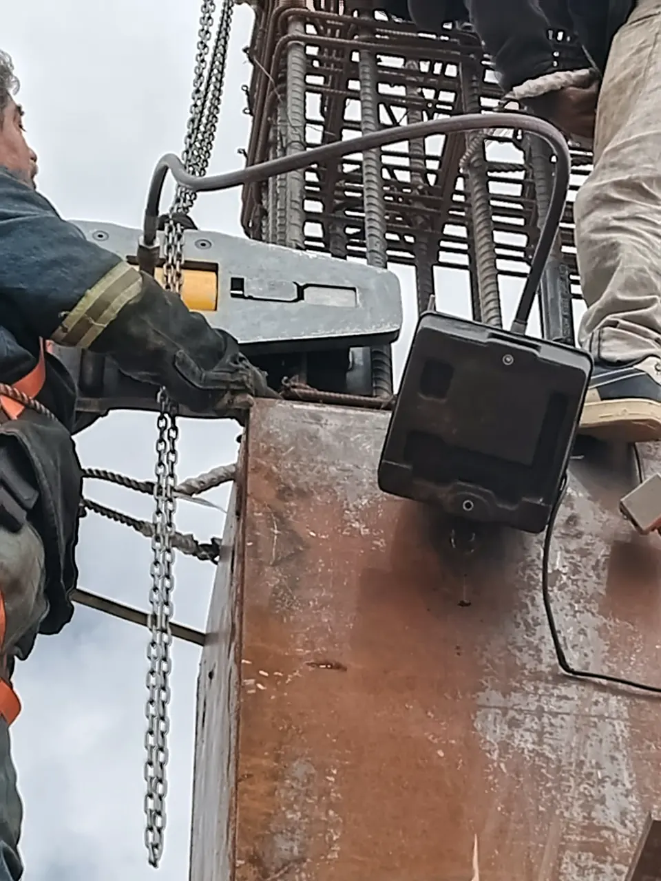 Trabajador coloca el equipo G7K sobre un cople en el armado de una columna