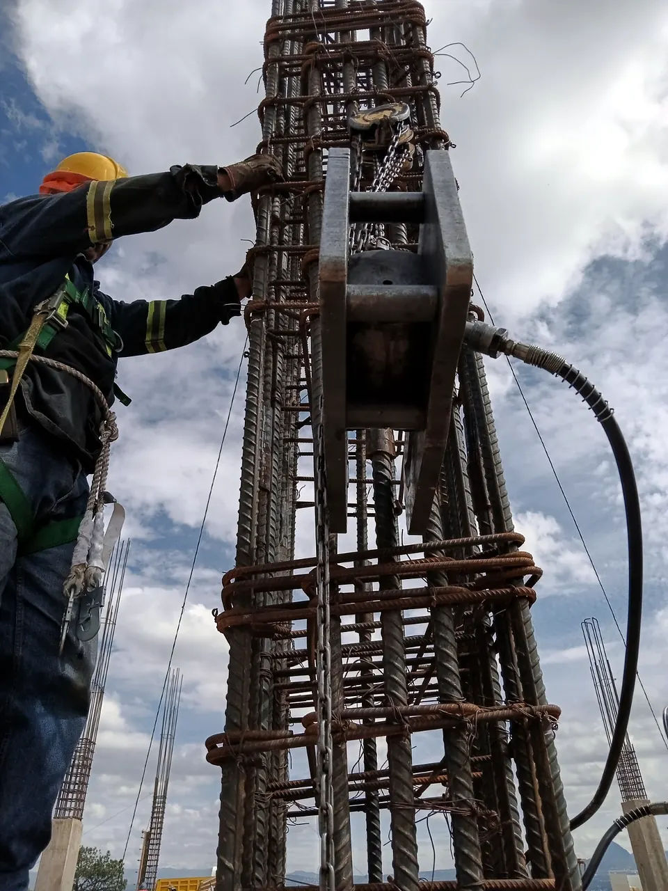 Trabajador prensa un Cople Híbrido en el armado de una columna con el equipo G7K